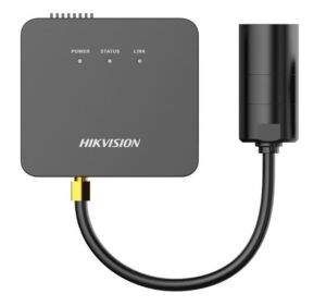 Schwarzer Hikvision-Gerät mit einem viereckigen Hauptkörper, drei Kontrollleuchten (Power, Status, Link) und einem verbundenen zylinderförmigen Sensor über ein Kabel.