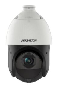 Überwachungskamera von Hikvision in einem kugelförmigen Gehäuse, das eine schwarze Linse im unteren Bereich enthält.