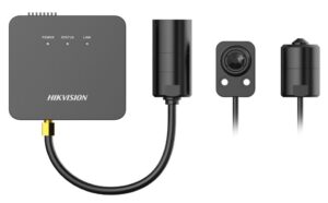 Eine schwarze Überwachungskamera von Hikvision mit drei Komponenten: einer Haupteinheit mit LED-Anzeigen und zwei verschiedenen Kameraobjektivdesigns.
