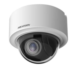 Eine weiße Überwachungskamera von Hikvision mit einer kugelförmigen, klaren Abdeckung.