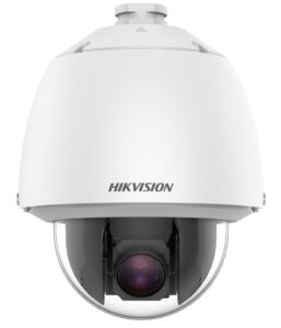 Eine weiß-schwarze CCTV-Kamera der Marke Hikvision mit Kuppelgehäuse und sichtbarem Objektiv.