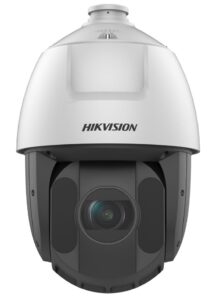 Hikvision Überwachungskamera mit kugelförmigem Design und großem Objektiv auf der Vorderseite.