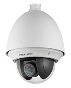 Eine Überwachungskamera von Hikvision mit kugelförmigem Gehäuse und transparenter Kuppel, die das Objektiv schützt.