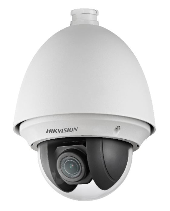 Eine weiße Überwachungskamera mit Kuppel, auf der "Hikvision" steht, zeigt das Kameraobjektiv innerhalb der transparenten Abdeckung.