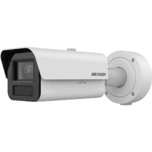 Weiße Überwachungskamera der Marke Hikvision mit zylindrischem Gehäuse und hervorgehobener Linse, montiert auf einer Wandhalterung.