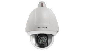Eine weiße Überwachungskamera von Hikvision mit einer kuppelförmigen Abdeckung und einem sichtbaren Objektiv darunter.