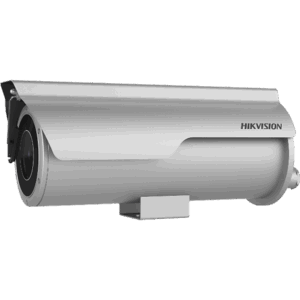 Weiße Überwachungskamera mit dem Logo von Hikvision, montiert auf einem Sockel und mit einem Wetterschutzdach ausgestattet.