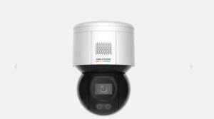 Eine Hikvision Überwachungskamera mit einem weißen Gehäuse und einer schwarzen Kuppel in der Mitte des Bildes.