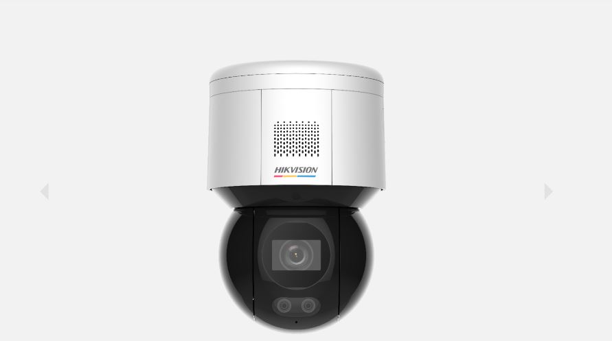 Eine Hikvision Überwachungskamera mit einem weißen Gehäuse und einer schwarzen Kuppel in der Mitte des Bildes.