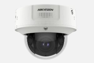 Eine weiße Dome-Überwachungskamera der Marke Hikvision mit transparentem Gehäuse, das die Kameralinse sichtbar macht.