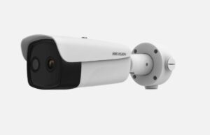 Weiße Sicherheitskamera der Marke Hikvision mit einem schlanken, zylindrischen Design und schwarzem Kameraobjektiv, montiert auf einer runden Halterung.