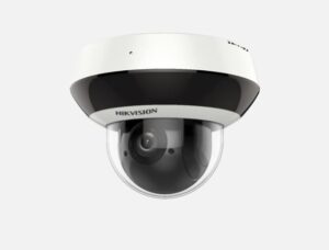Eine weiße Überwachungskamera der Marke Hikvision mit einem runden, gewölbten Design.
