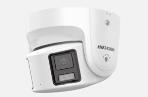 Weiße Überwachungskamera von HIKVISION mit einem modernen Design, bei dem die Linse und der Sensor sichtbar sind, montiert in einem schwenkbaren Gehäuse.