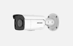 Weiße Überwachungskamera der Marke Hikvision, montiert an einer Wandhalterung, mit schwarzem Kameragehäuse und mehreren Linsen an der Vorderseite.