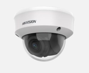 Eine Überwachungskamera der Marke Hikvision, mit einem weißen Gehäuse und einer transparenten Kuppel, die das Kameraobjektiv schützt.
