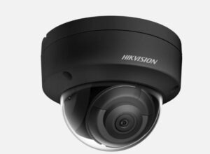 Eine schwarze Dome-Überwachungskamera von Hikvision mit einem transparenten Gehäuse, das die Linse umschließt.