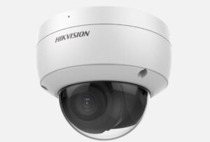 Weiße Überwachungskamera von Hikvision mit Glasdome, an der Decke montiert.