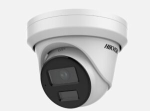 Eine weiße Dome-Überwachungskamera mit der Aufschrift "Hikvision" an der Seite, montiert an einer Decke oder Wand, mit sichtbarem Objektiv und Infrarot-LEDs.