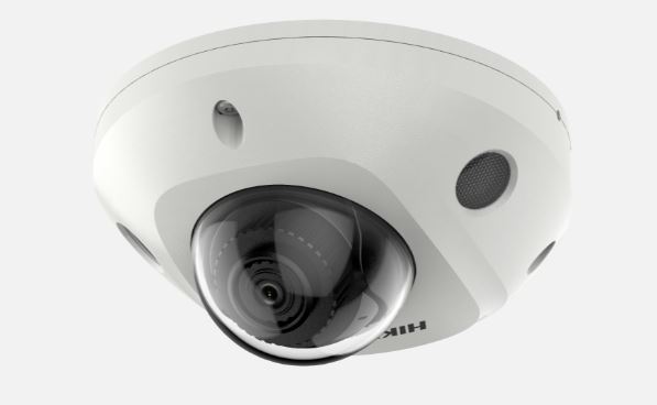 Dome-Kamera mit weißem Gehäuse und einem dunklen, transparenten Schutzglas, das die Linse umgibt.