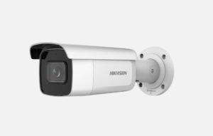 Eine silberne Überwachungskamera mit einem schwarzen Objektivbereich, die an einer Wandhalterung montiert ist, trägt die Aufschrift "Hikvision".