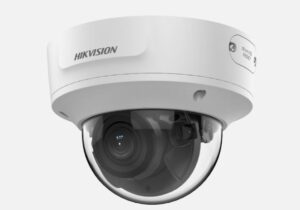 Eine weiße Überwachungskamera von Hikvision in einer Kuppelform, die eine klare Schutzabdeckung über dem Objektiv hat.