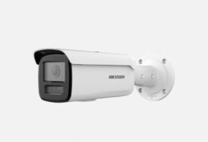 Eine weiße Überwachungskamera von Hikvision, die an einer Wandhalterung montiert ist.