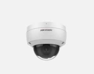 Weiße Hikvision-Überwachungskamera in Kuppelform vor einem grauen Hintergrund.