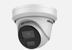 Eine weiße Überwachungskamera von Hikvision in runder Form mit einem zentralen Objektiv und zwei rechteckigen Sensoren darunter.