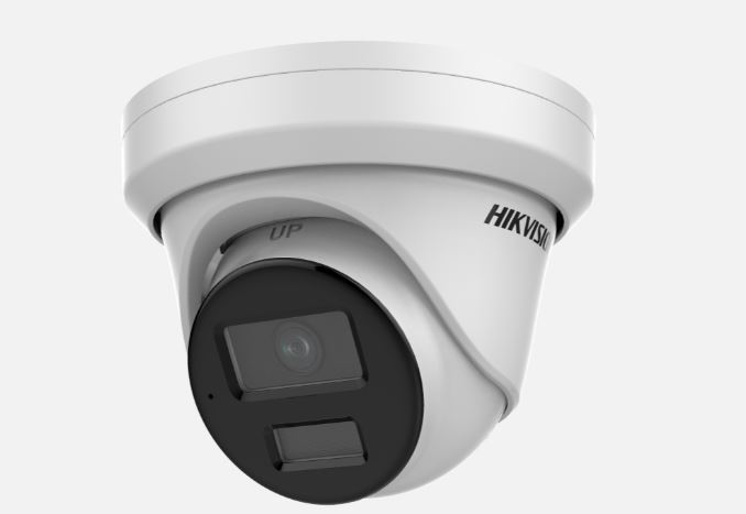 Eine weiße Überwachungskamera von Hikvision in einem kugelförmigen Design mit einer runden Linse und zusätzlichen rechteckigen Komponenten darunter.