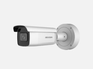 Eine weiße Überwachungskamera von Hikvision, die an einer Wandhalterung montiert ist.