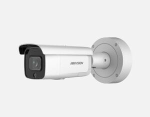 Überwachungskamera von Hikvision mit zylindrischem Gehäuse, an einer Wandhalterung befestigt.