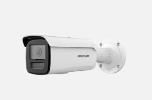 Eine weiße Überwachungskamera der Marke Hikvision, seitlich an einer Wand montiert.