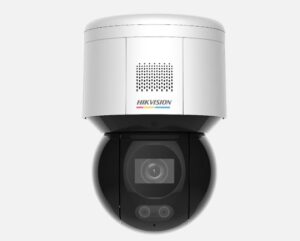 Eine weiße Überwachungskamera von Hikvision mit einem kugelförmigen, schwarzen Objektivbereich oben, erkennbar durch das Markenlogo und Lüftungsgitter.