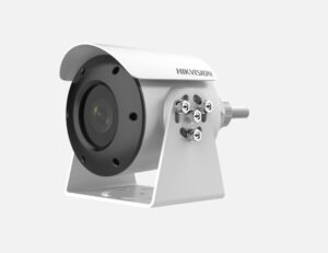 Weiße Überwachungskamera von Hikvision im zylindrischen Gehäuse, montiert auf einer stabilen Halterung.