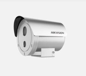 Sicherheitskamera von Hikvision mit zylindrischem Gehäuse und abgewinkeltem Wetterschutzdach, montiert auf einer Halterung.
