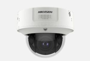 Eine weiße Überwachungskamera von Hikvision mit einer kuppelförmigen Linse und mehreren Sensoren.