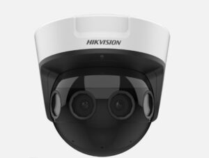 Eine weiße Überwachungskamera der Marke Hikvision mit zwei Linsen, montiert an einem schwarzen, kuppelförmigen Gehäuse.