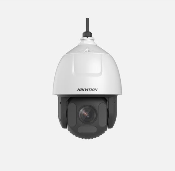 Eine weiße Überwachungskamera von Hikvision mit Pantilt-Zoom-Funktion und einem schwarzen Objektivbereich.