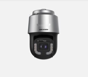 Eine Überwachungskamera von Hikvision mit silbernem Gehäuse und schwarzem, beweglichem Objektiv, das von LEDs umgeben ist.