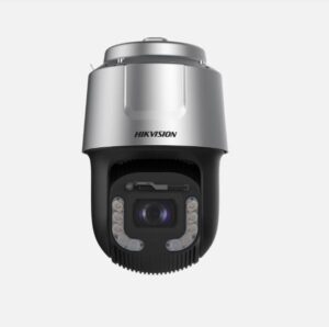 Hochwertige Sicherheitskamera von Hikvision mit silbernem Gehäuse und schwarzen Details, geeignet für den Außenbereich, auf weißem Hintergrund.