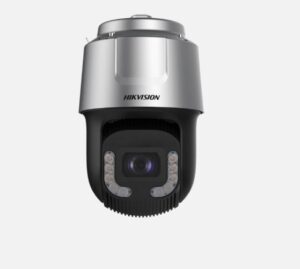 Hikvision Überwachungskamera in Silber und Schwarz, mit prominentem Objektiv und Infrarot-LEDs.