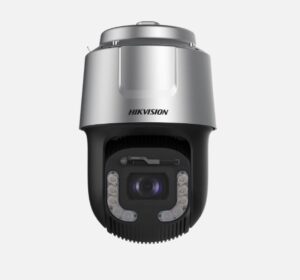 Eine silberne Überwachungskamera von Hikvision mit einem schwarzen Gehäuse, die über eine Reihe von LEDs um die Linse verfügt.