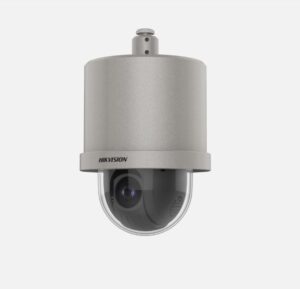 Überwachungskamera von Hikvision in zylindrischer Metallabdeckung mit durchsichtiger Kuppel.