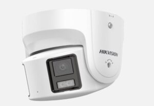Weiße Überwachungskamera von Hikvision mit rechteckigem Objektiv und LED-Licht darunter, geeignet für Sicherheitsüberwachungen.