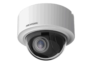 Nahaufnahme einer weißen Überwachungskamera von Hikvision mit einer durchsichtigen Kuppel und einem sichtbaren Objektiv.