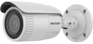 Weiße Überwachungskamera von Hikvision, montiert an einer Wandhalterung.