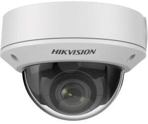 Weiße Dome-Kamera mit der Aufschrift 'HIKVISION', die ein abgerundetes, durchsichtiges Gehäuse mit sichtbarem Kameraobjektiv hat.