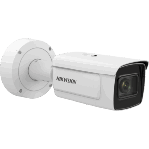 Eine weiße Überwachungskamera der Marke Hikvision, die an einer Wandhalterung befestigt ist, mit einem rechteckigen Gehäuse und einem sichtbaren Objektiv.