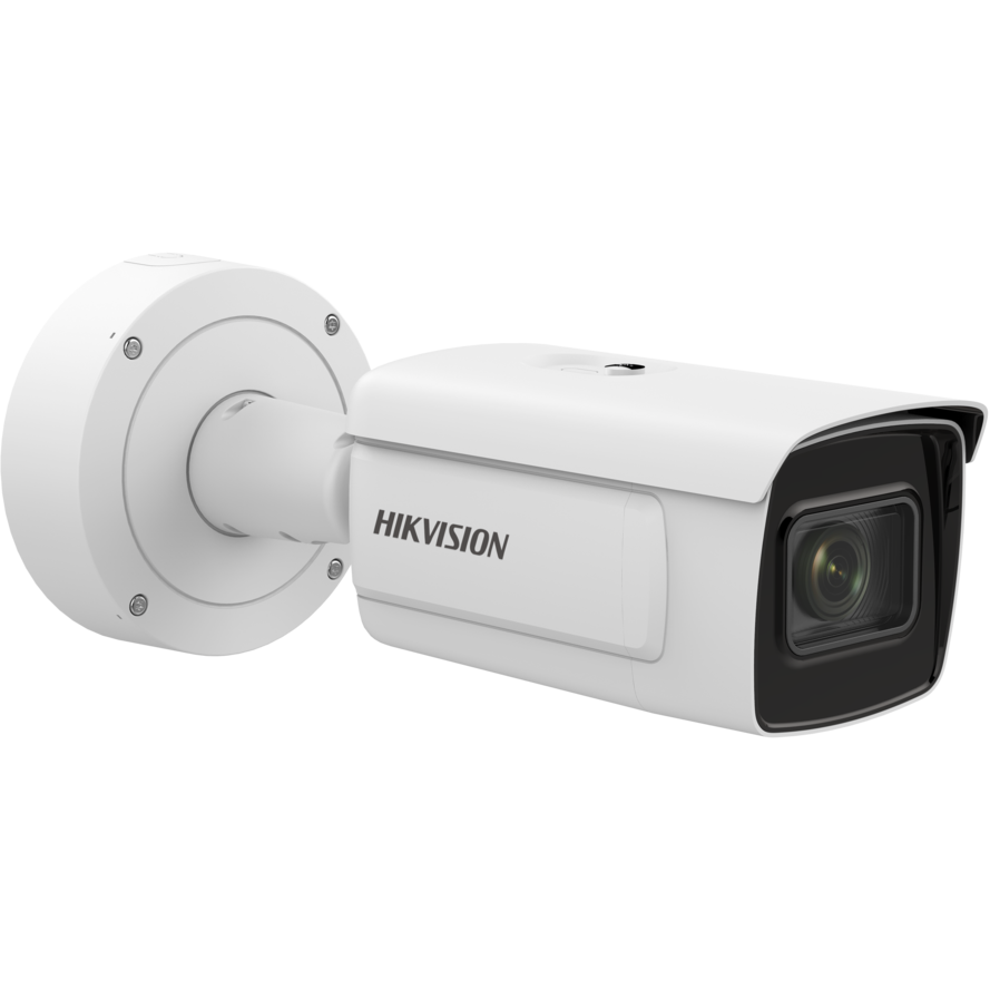 Eine weiße Überwachungskamera der Marke Hikvision, die an einer Wandhalterung befestigt ist, mit einem rechteckigen Gehäuse und einem sichtbaren Objektiv.