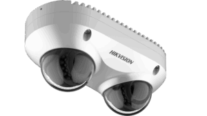 Eine weiße Hikvision Überwachungskamera mit zwei kuppelförmigen Objektiven, angebracht an einer Deckenhalterung.